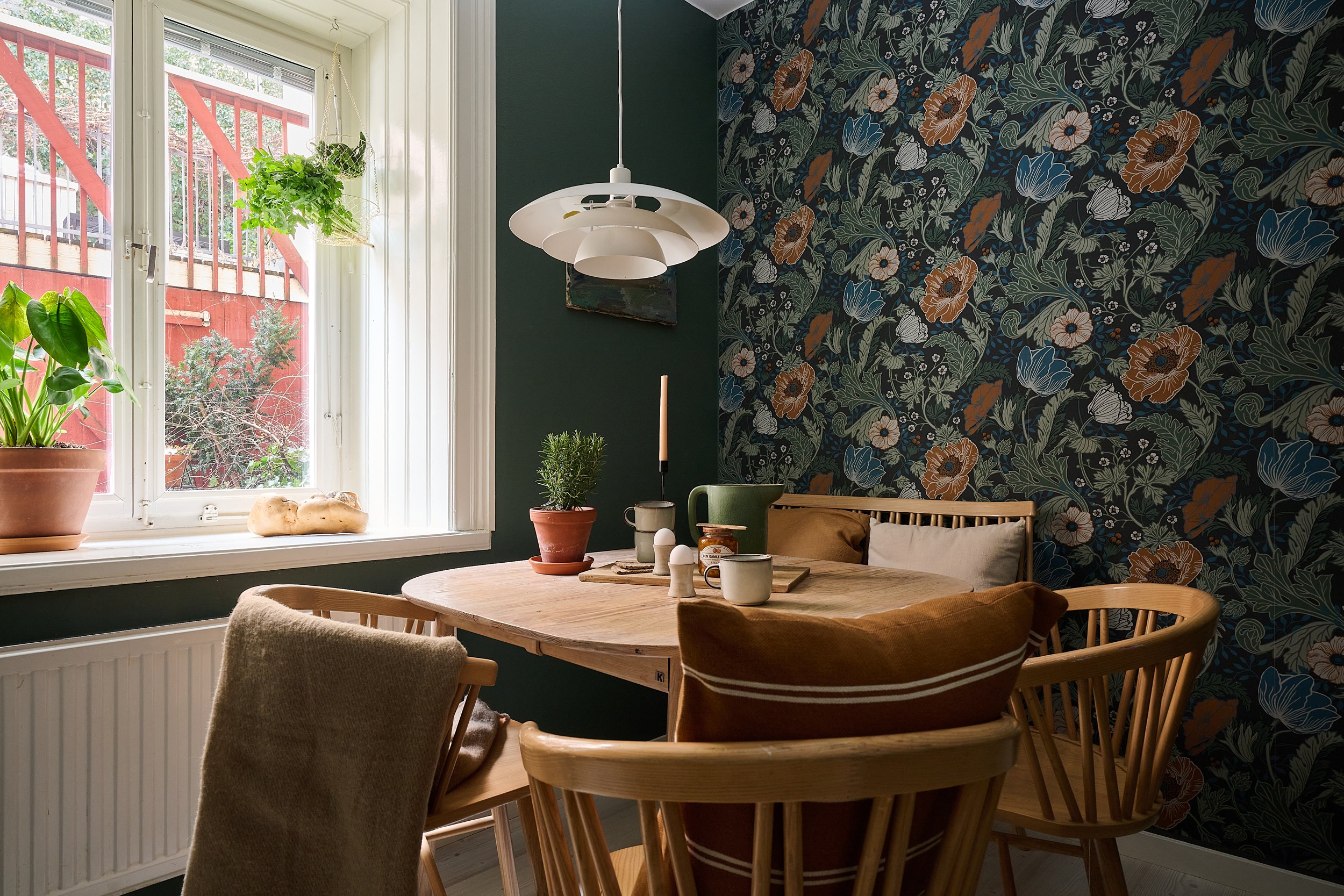 cuisine verte avec espace salle à manger décoration scandinave papier-peint Anemone de la collection Apelviken par Midbec Wallpapers