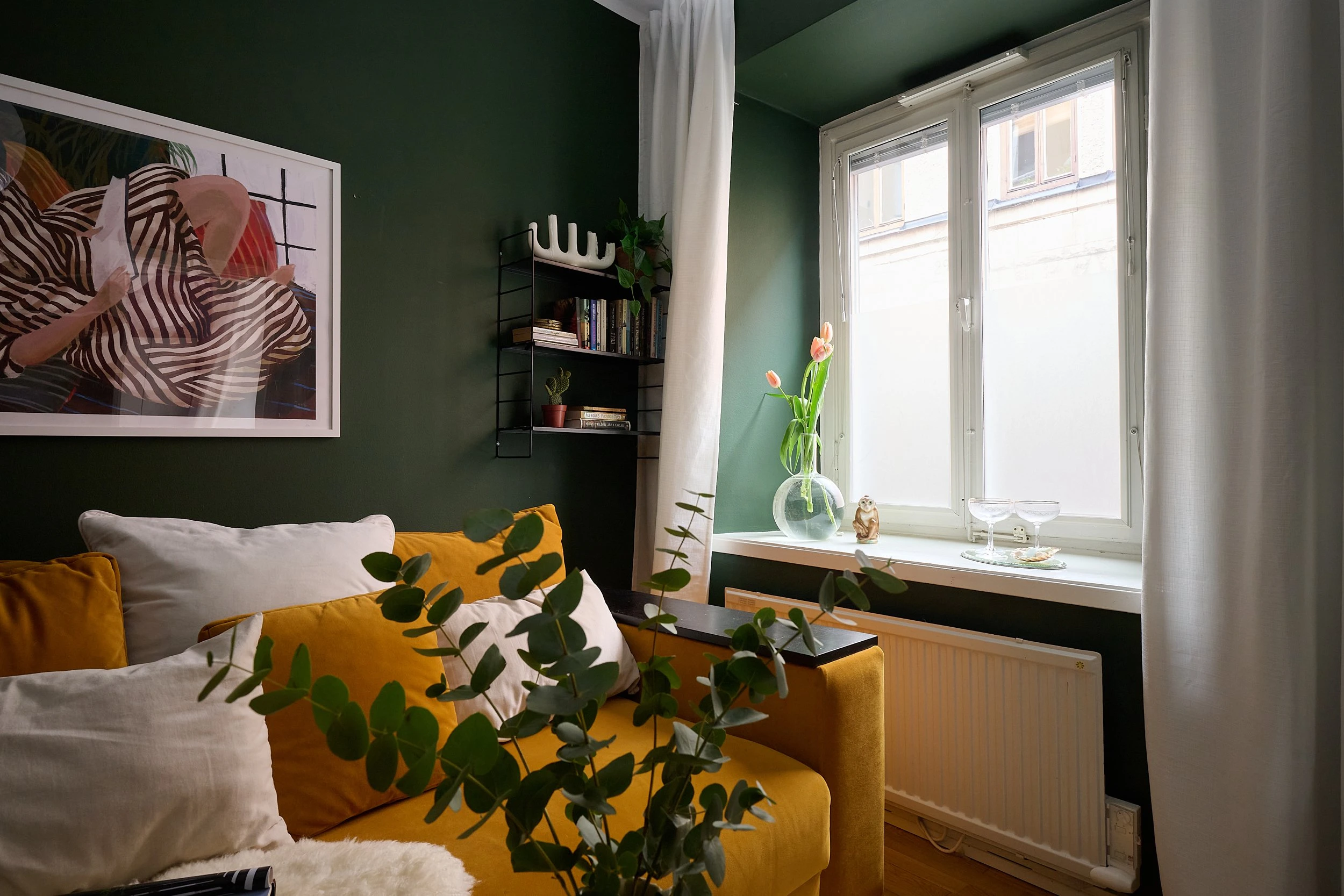 salon mur vert canapé jaune décoration scandinave