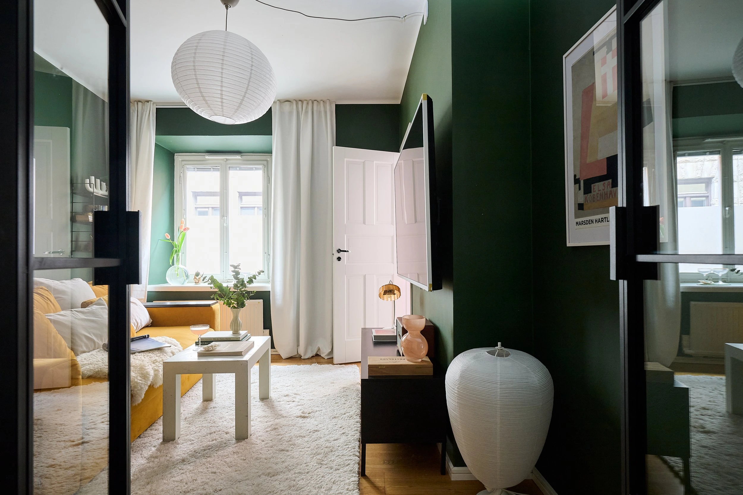 salon mur vert canapé jaune décoration scandinave