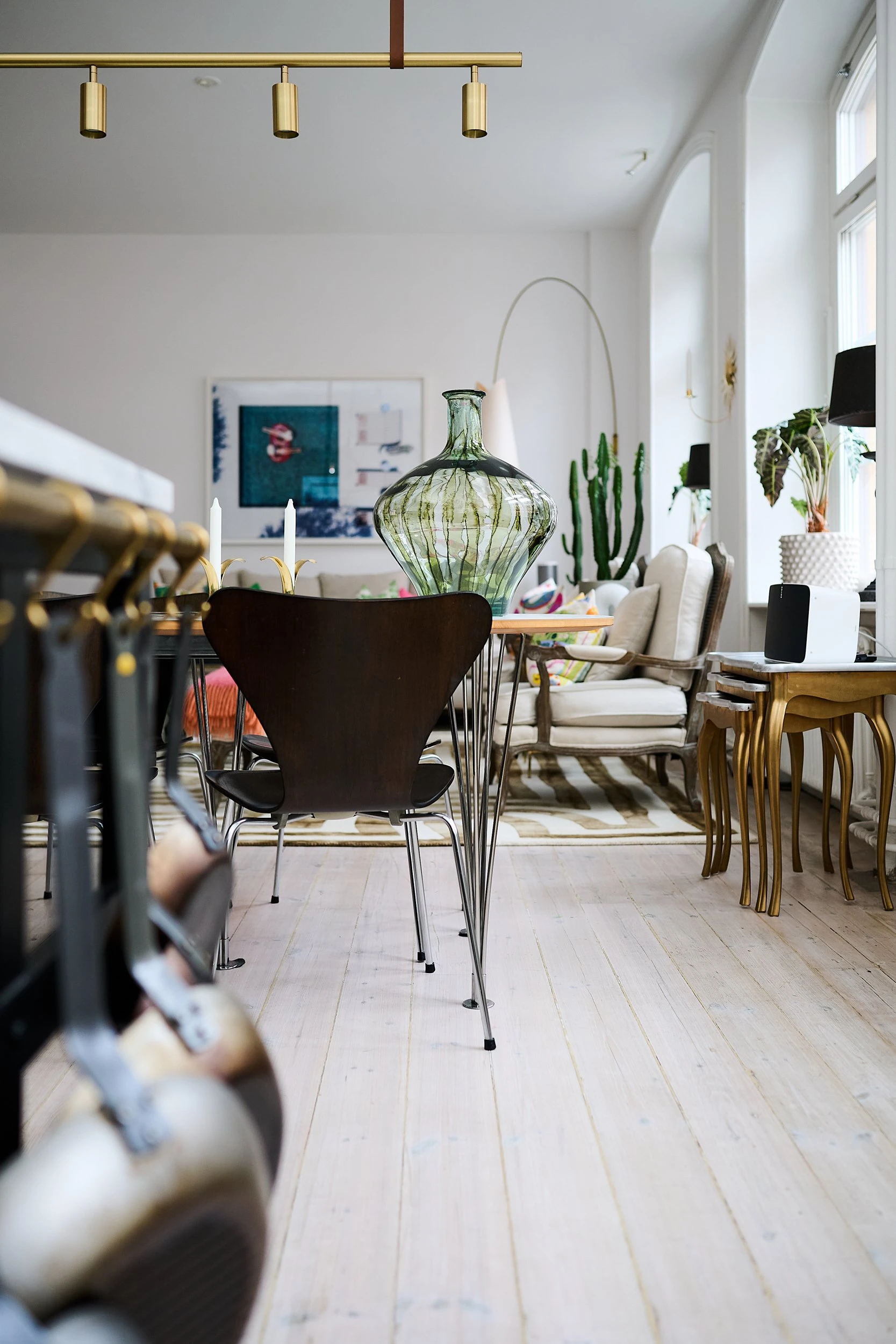 salle à manger décoration scandinave appartement rénové dans immeuble ancien Stockholm salle à manger décoration scandinave appartement rénové dans immeuble ancien Stockholm