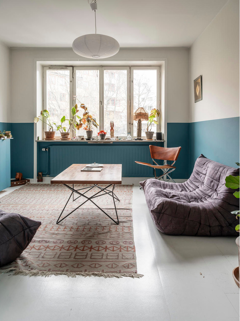 salon canapé Togo violet et murs bleus deux-pièces vintage de 44m2 style scandinave mid-century