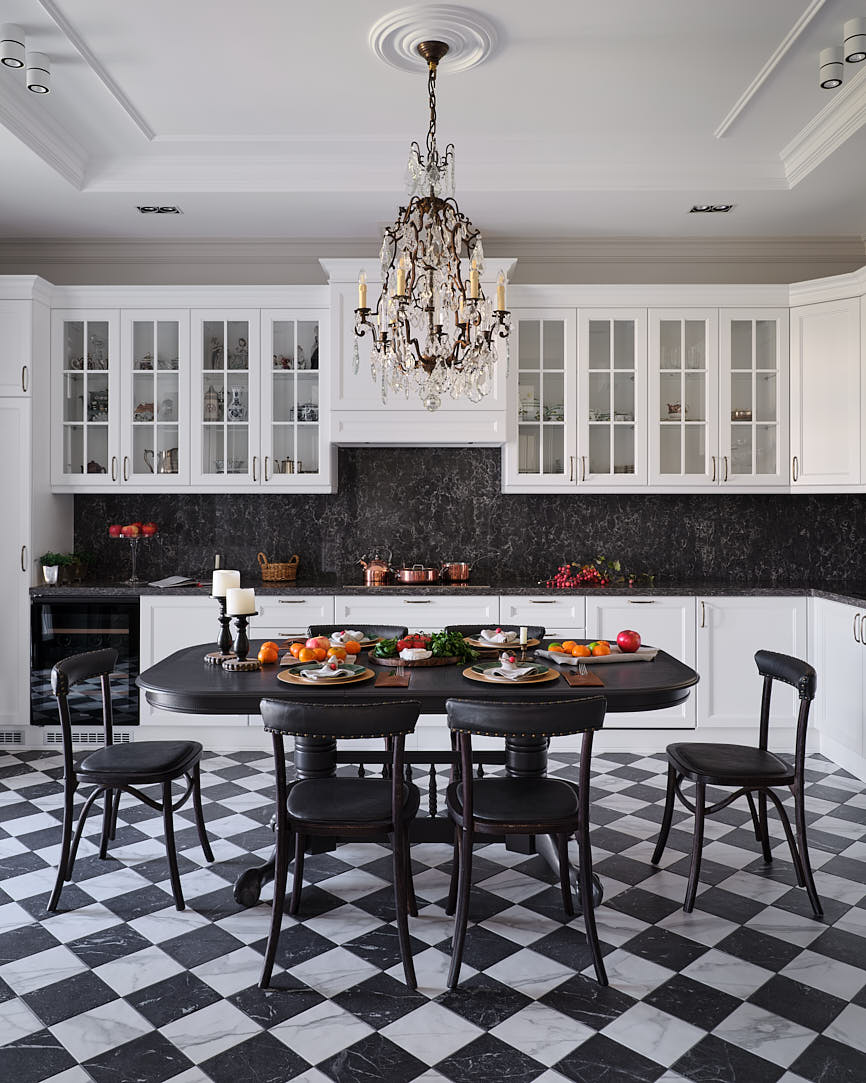 cuisine avec moulures et sol à damier noir et blanc appartement Kazakhstan décoration classique chic