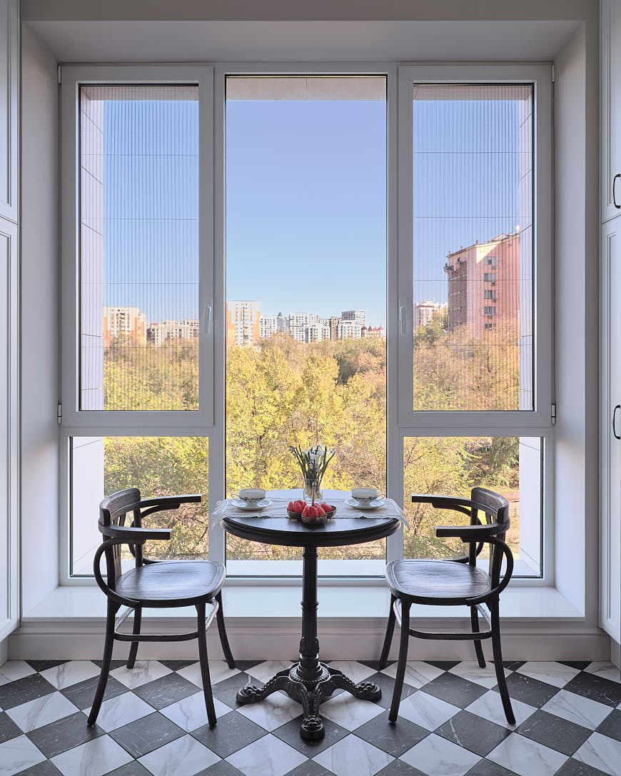 cuisine avec moulures et sol à damier noir et blanc appartement Kazakhstan décoration classique chic