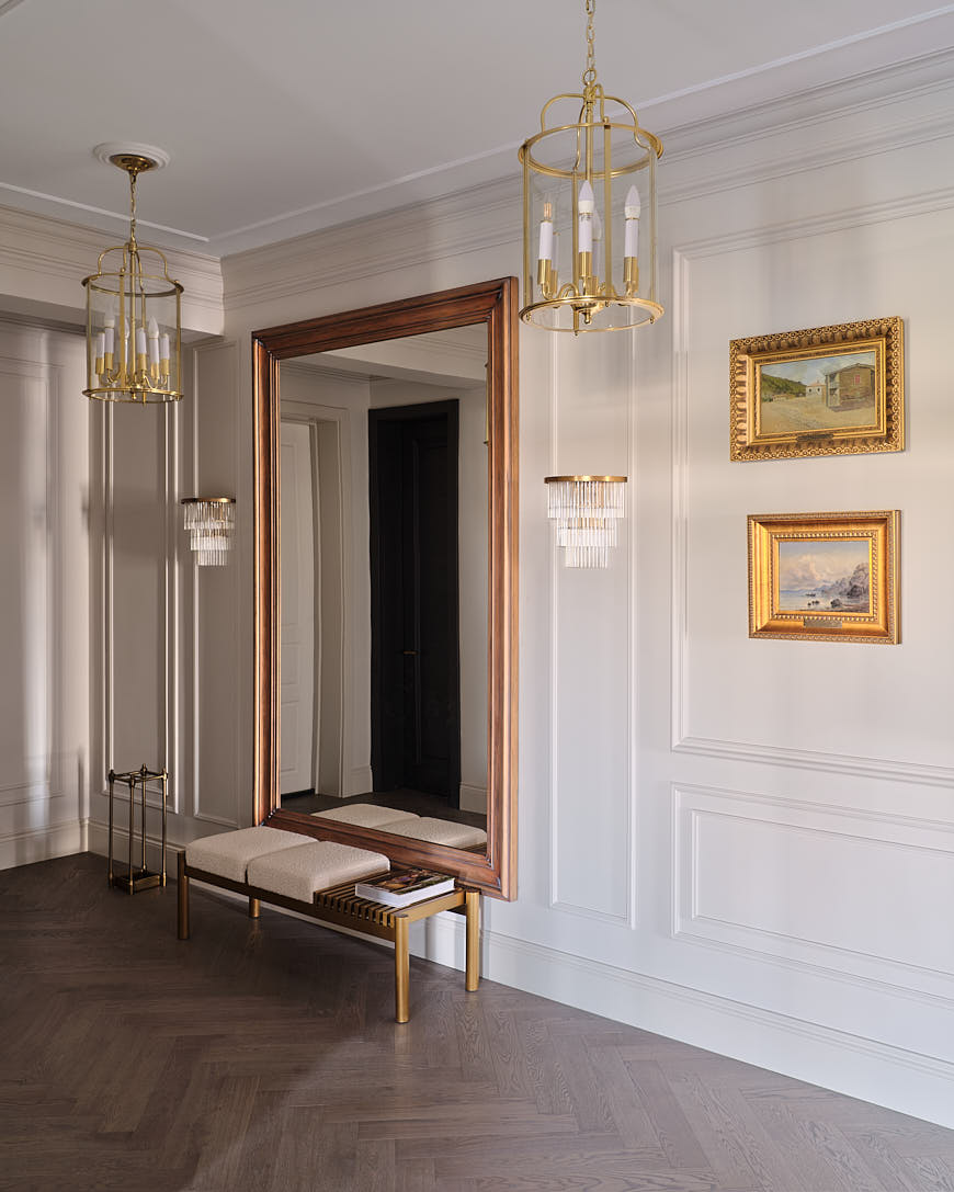 entrée avec moulures et miroir doré appartement Kazakhstan décoration classique chic