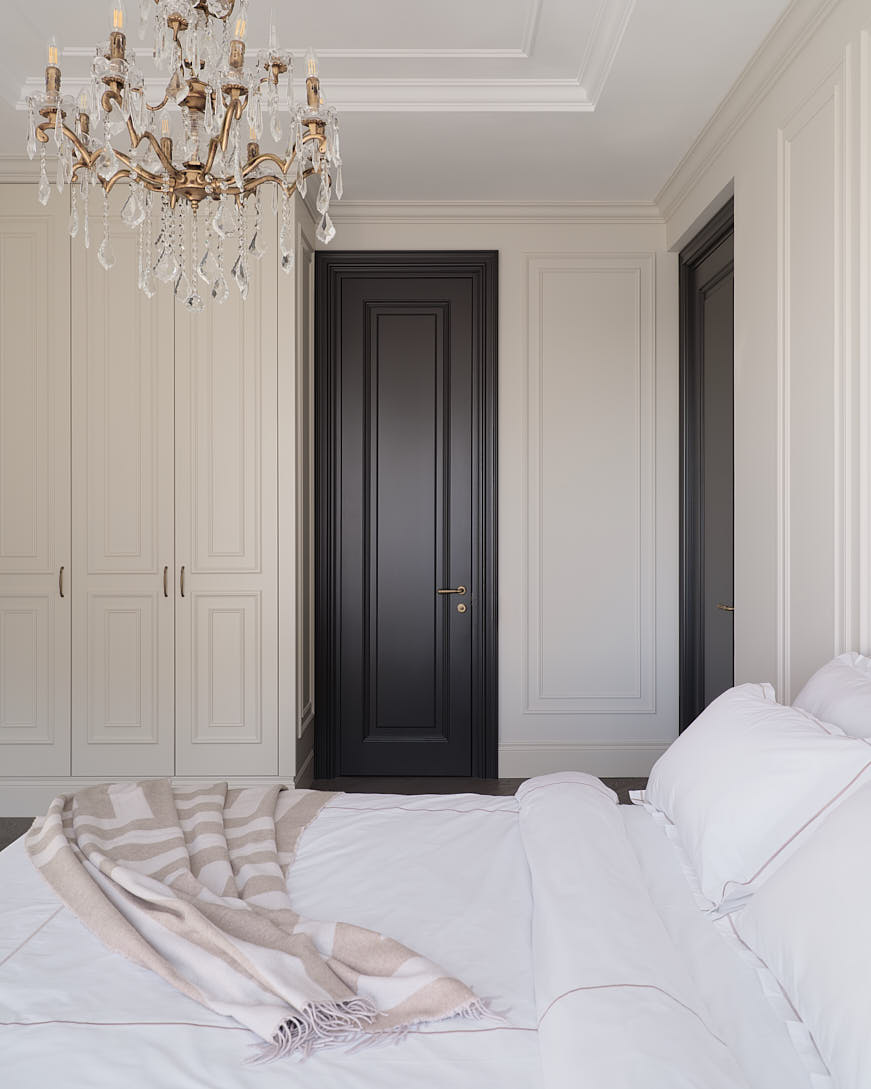 chambre beige avec moulures appartement Kazakhstan décoration classique chic