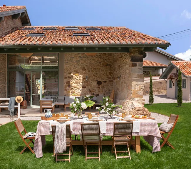 jardin maison centenaire en pierres rénovée "La Bendita" par Wishome jardin maison centenaire en pierres rénovée "La Bendita" par Wishome
