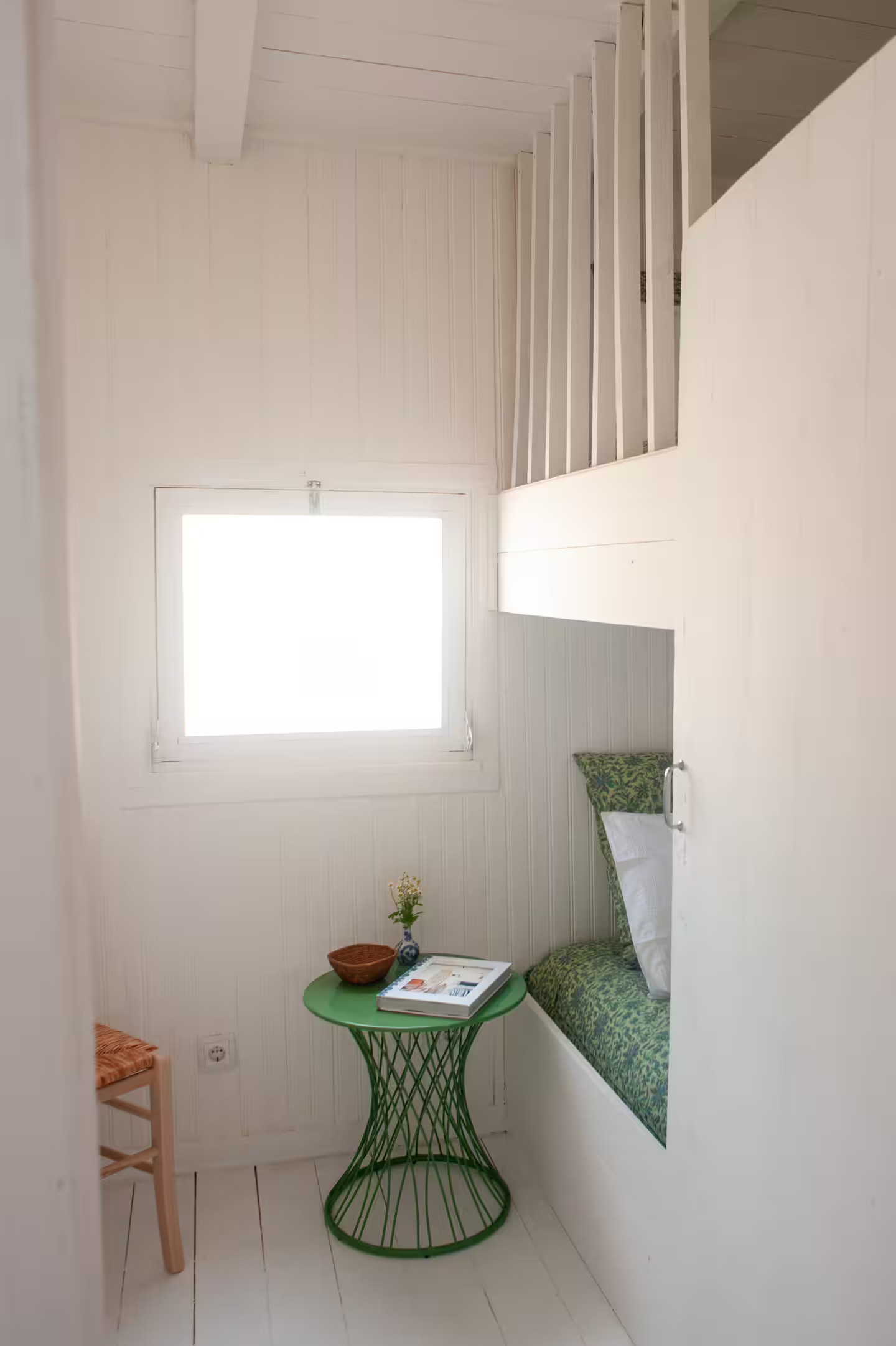 chambre lits superposés décoration rustique colorée ancienne maison de pêcheur rénovée sur la plage Portugal Cabana Zojora