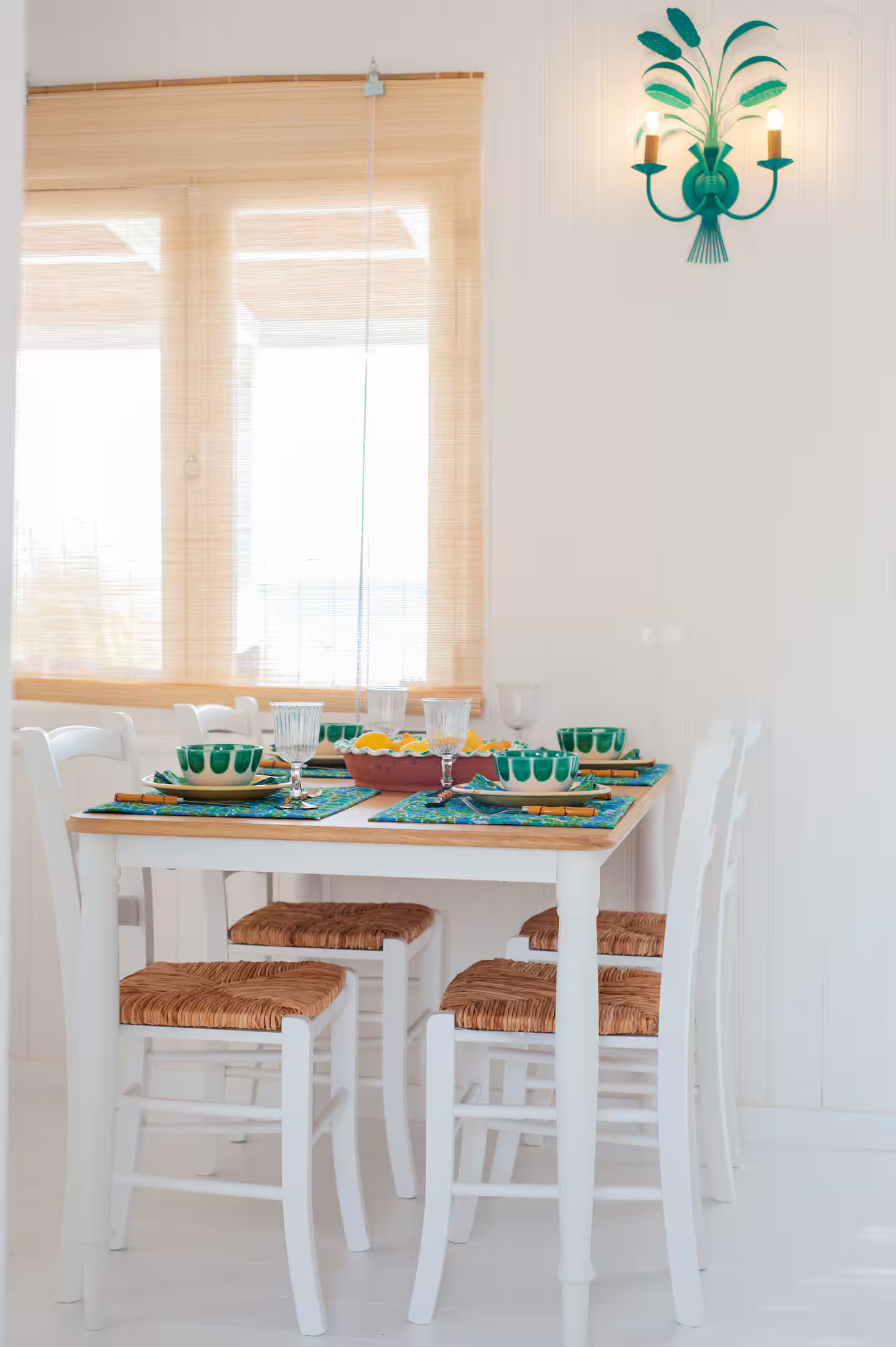 salle à manger décoration rustique colorée ancienne maison de pêcheur rénovée sur la plage Portugal Cabana Zojora