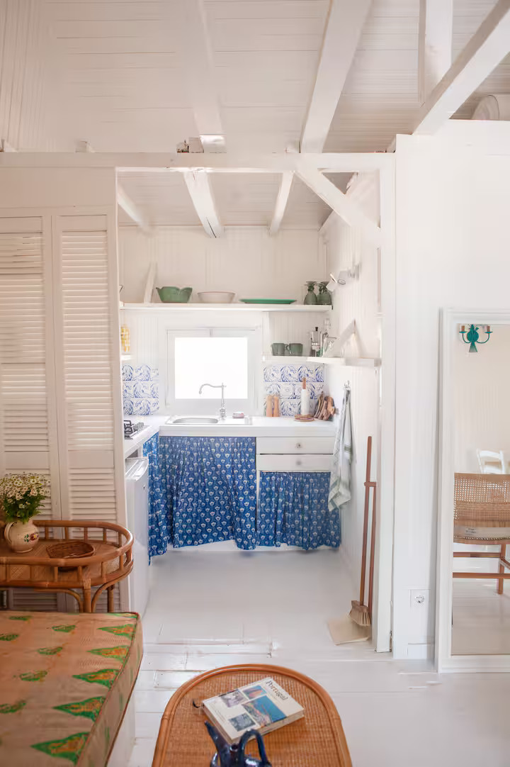 cuisine avec azulejos décoration rustique colorée ancienne maison de pêcheur rénovée sur la plage Portugal Cabana Zojora