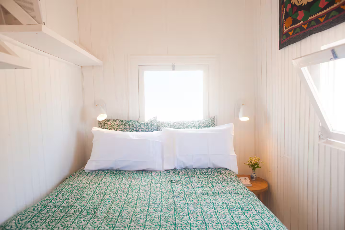 chambre décoration rustique colorée ancienne maison de pêcheur rénovée sur la plage Portugal Cabana Zojora