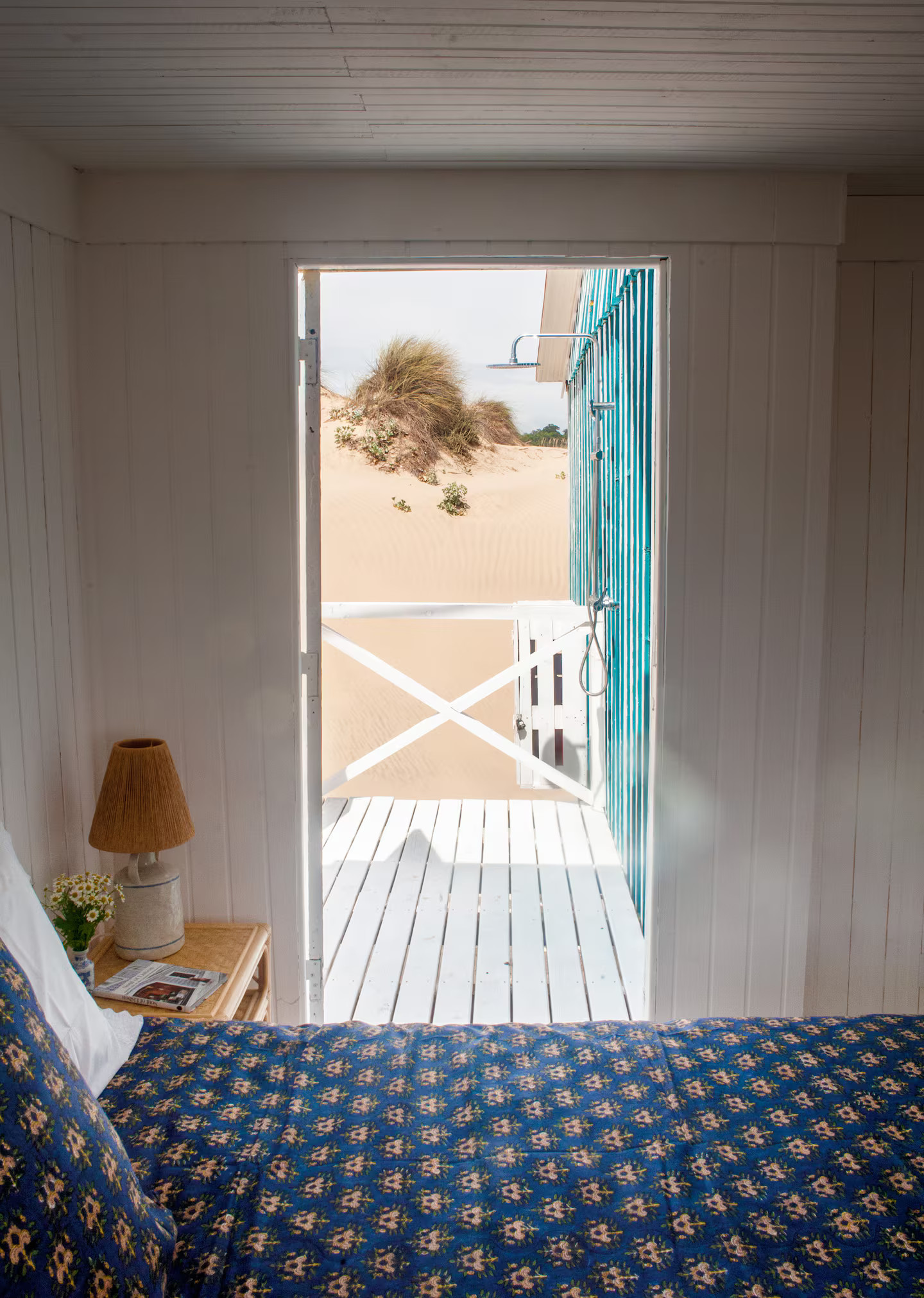 chambre décoration rustique colorée ancienne maison de pêcheur rénovée sur la plage Portugal Cabana Zojora