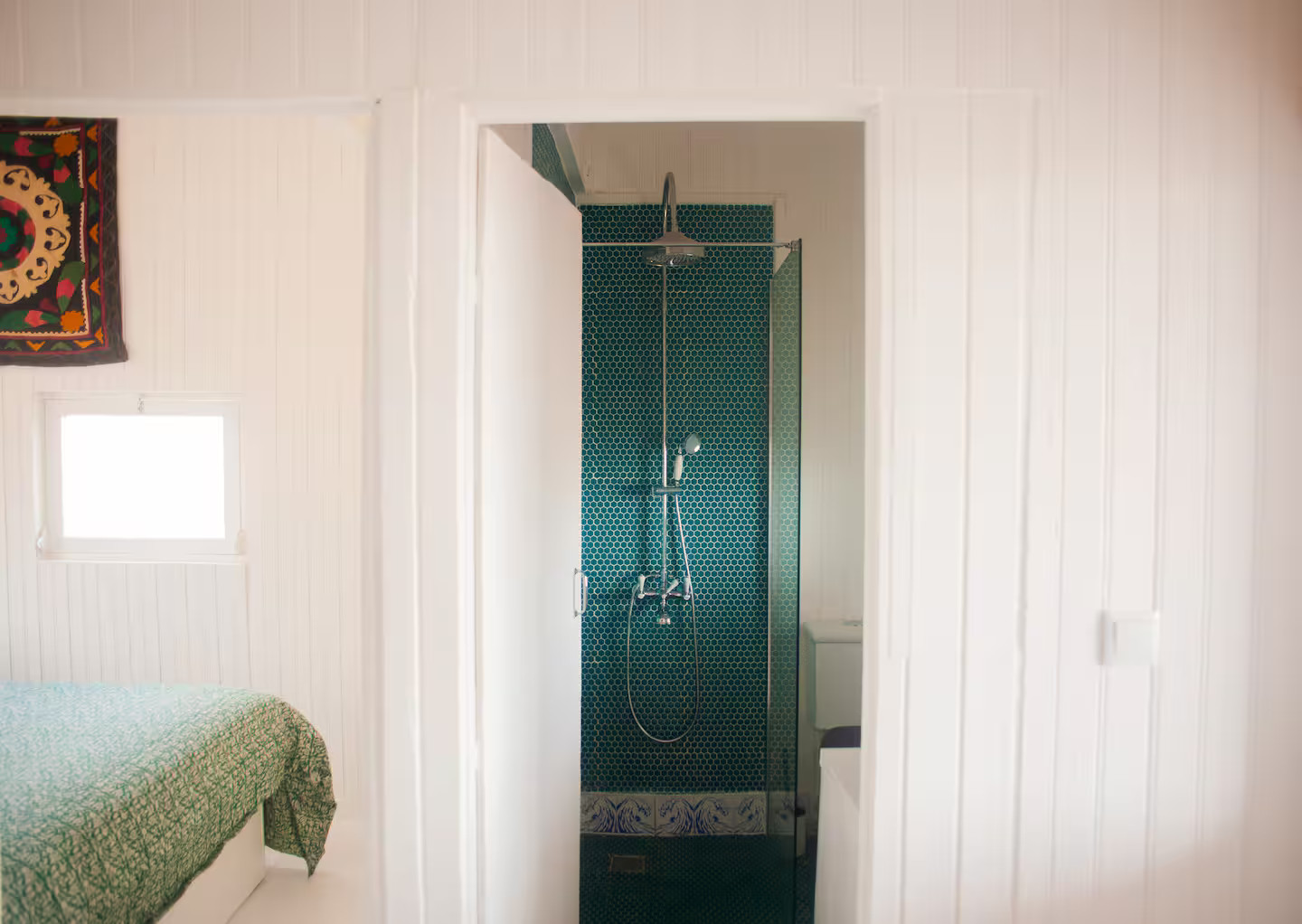 salle de bain verte décoration rustique colorée ancienne maison de pêcheur rénovée sur la plage Portugal Cabana Zojora