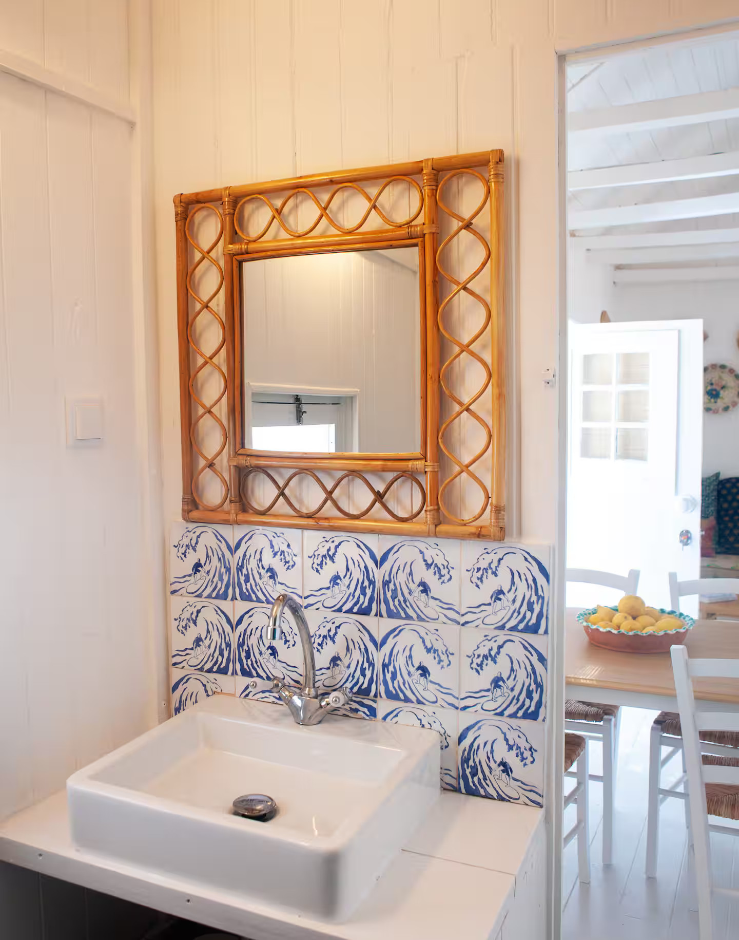 salle de bain azulejos décoration rustique colorée ancienne maison de pêcheur rénovée sur la plage Portugal Cabana Zojora