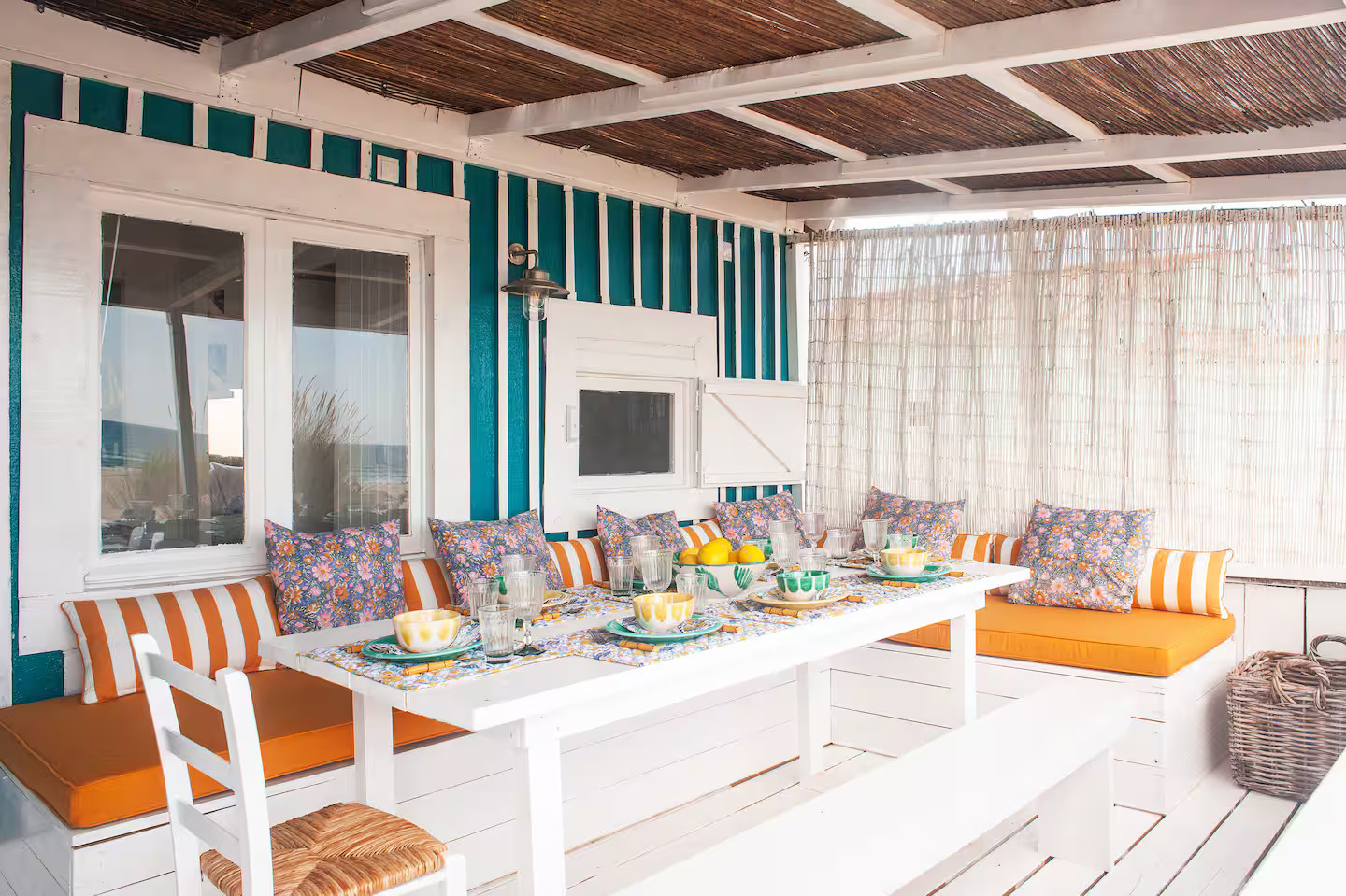 terrasse avec pergola décoration rustique colorée ancienne maison de pêcheur rénovée sur la plage Portugal Cabana Zojora