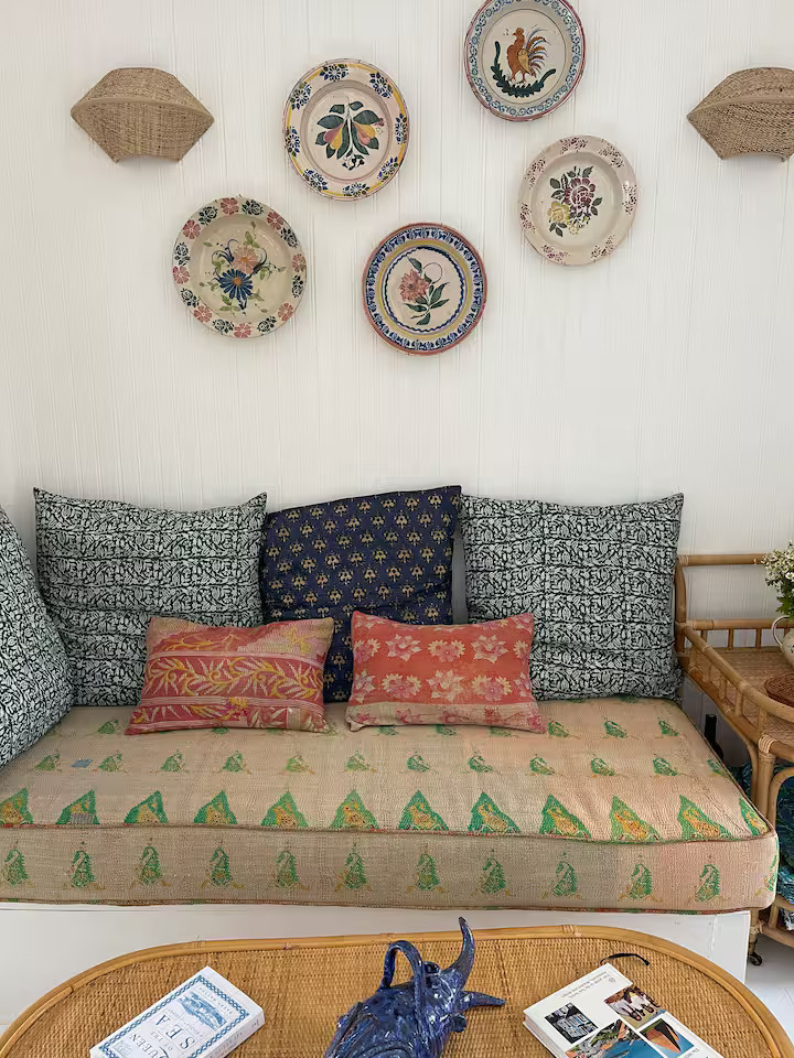 salon décoration rustique colorée ancienne maison de pêcheur rénovée sur la plage Portugal Cabana Zojora