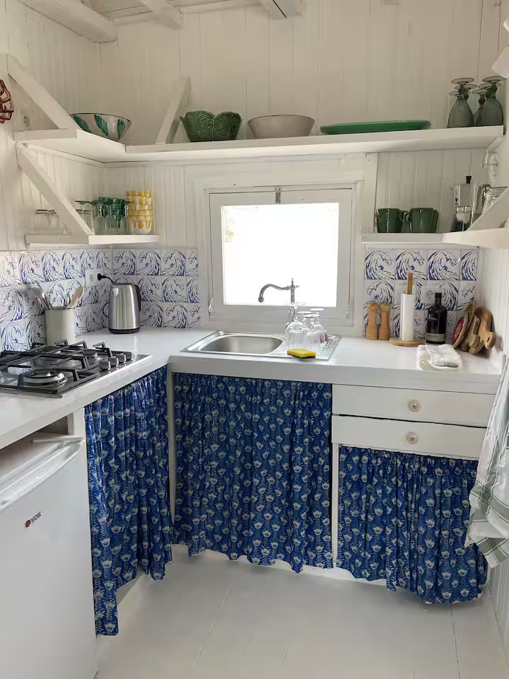 cuisine avec azulejos décoration rustique colorée ancienne maison de pêcheur rénovée sur la plage Portugal Cabana Zojora