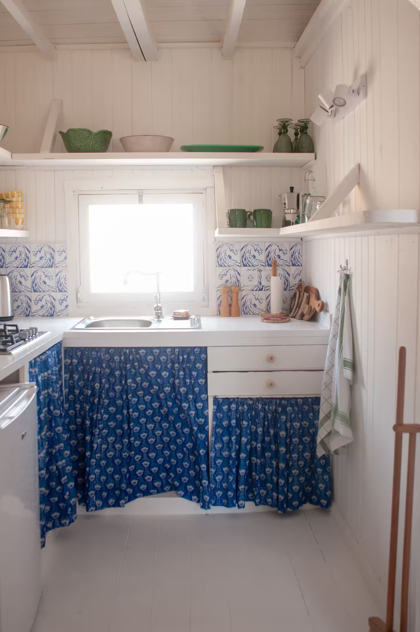 cuisine avec azulejos décoration rustique colorée ancienne maison de pêcheur rénovée sur la plage Portugal Cabana Zojora