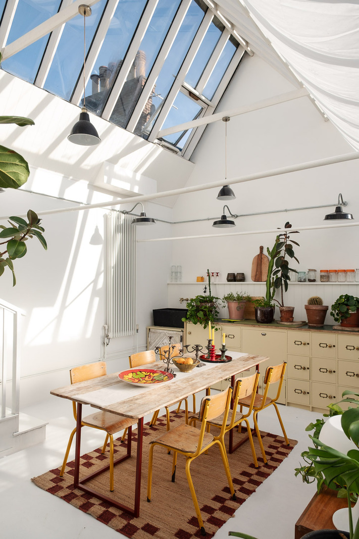 salle à manger décoration vintage double hauteur avec fenêtres zénithales style serre 