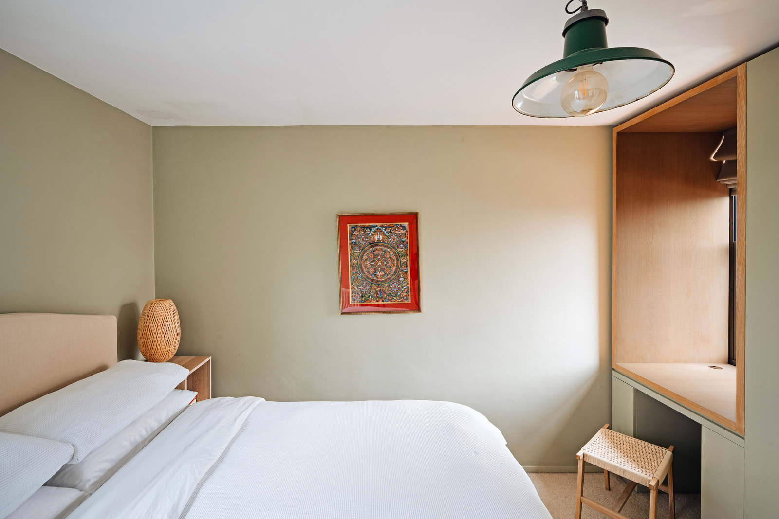 chambre murs vert pâle avec espace bureau intégré duplex 50m2 décoration contemporaine Londres chambre murs vert pâle avec espace bureau intégré duplex 50m2 décoration contemporaine Londres