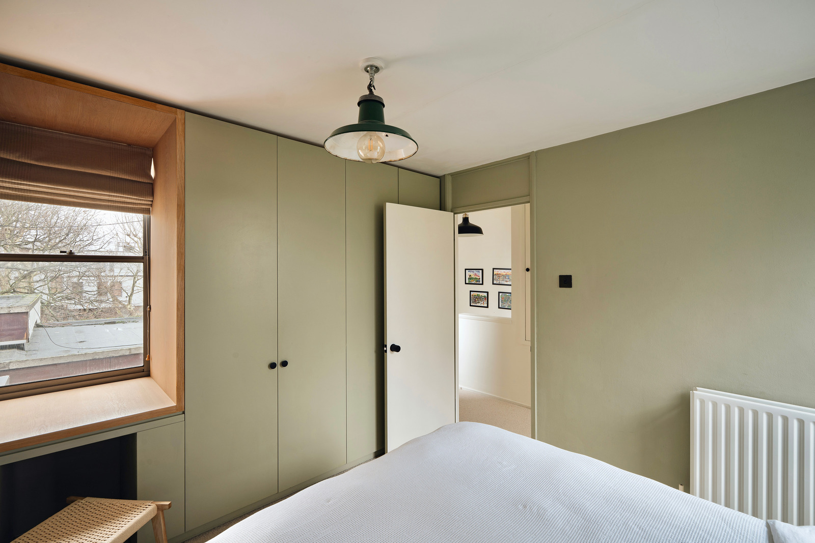 chambre murs vert pâle duplex 50m2 décoration contemporaine Londres chambre murs vert pâle duplex 50m2 décoration contemporaine Londres