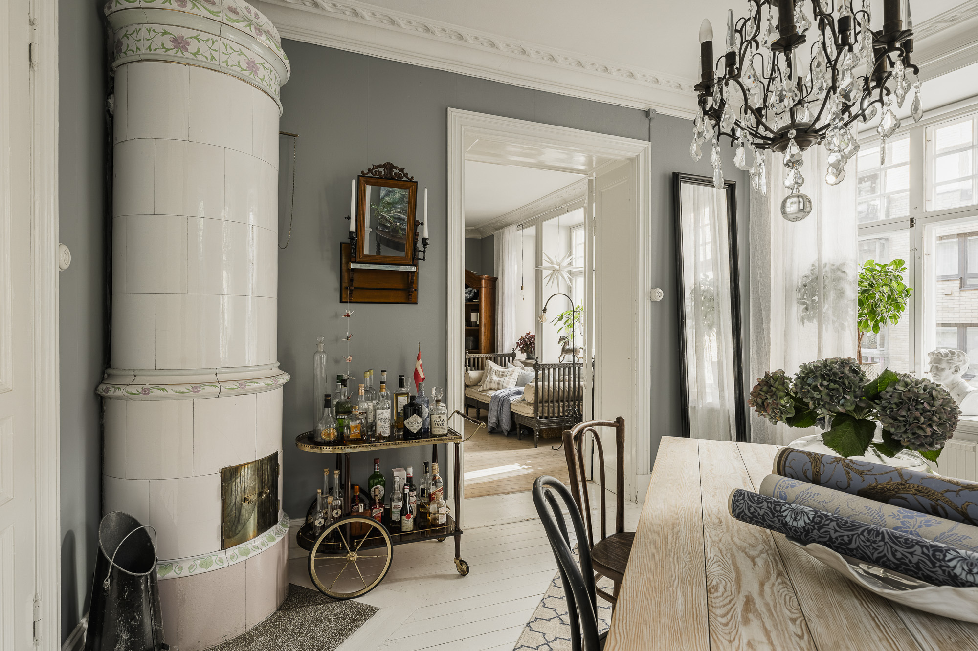 salle à manger avec poêle ancien en céramique décoration scandinave classique chic salle à manger avec poêle ancien en céramique décoration scandinave classique chic