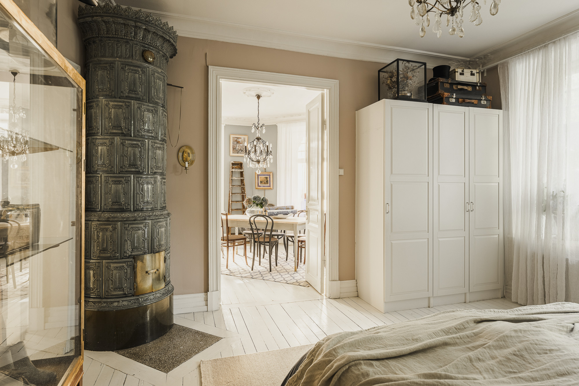 chambre murs jaunes avec poêle ancien en céramique décoration scandinave classique chic chambre murs jaunes avec poêle ancien en céramique décoration scandinave classique chic