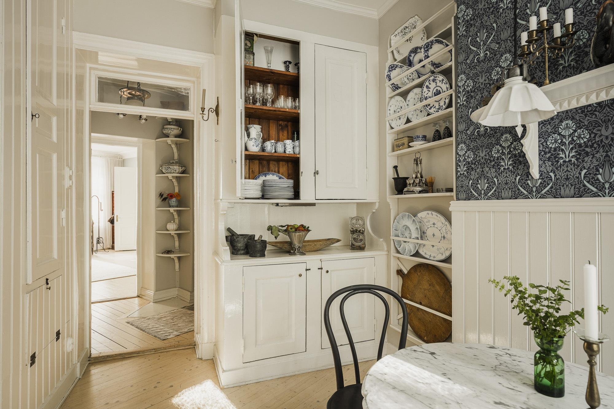 cuisine blanche papier-peint bleu décoration scandinave classique chic cuisine blanche papier-peint bleu décoration scandinave classique chic