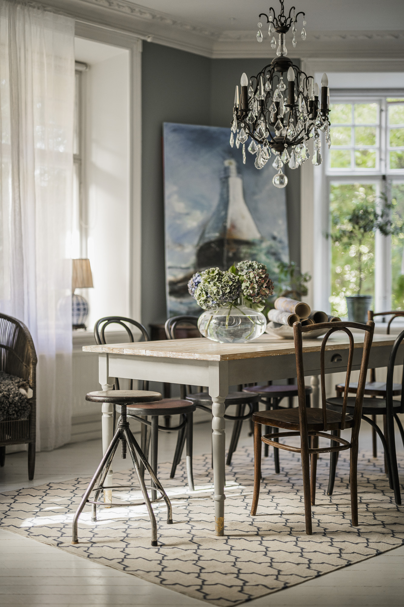 salle à manger avec moulures décoration scandinave classique chic salle à manger avec moulures décoration scandinave classique chic