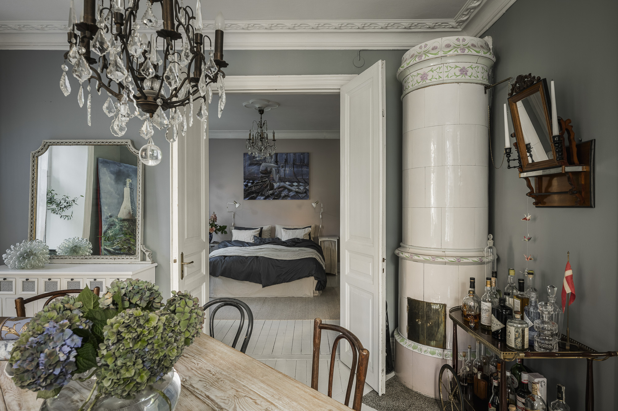 chambre et salle à manger avec moulures et poêle ancien en céramique décoration scandinave classique chic chambre et salle à manger avec moulures et poêle ancien en céramique décoration scandinave classique chic