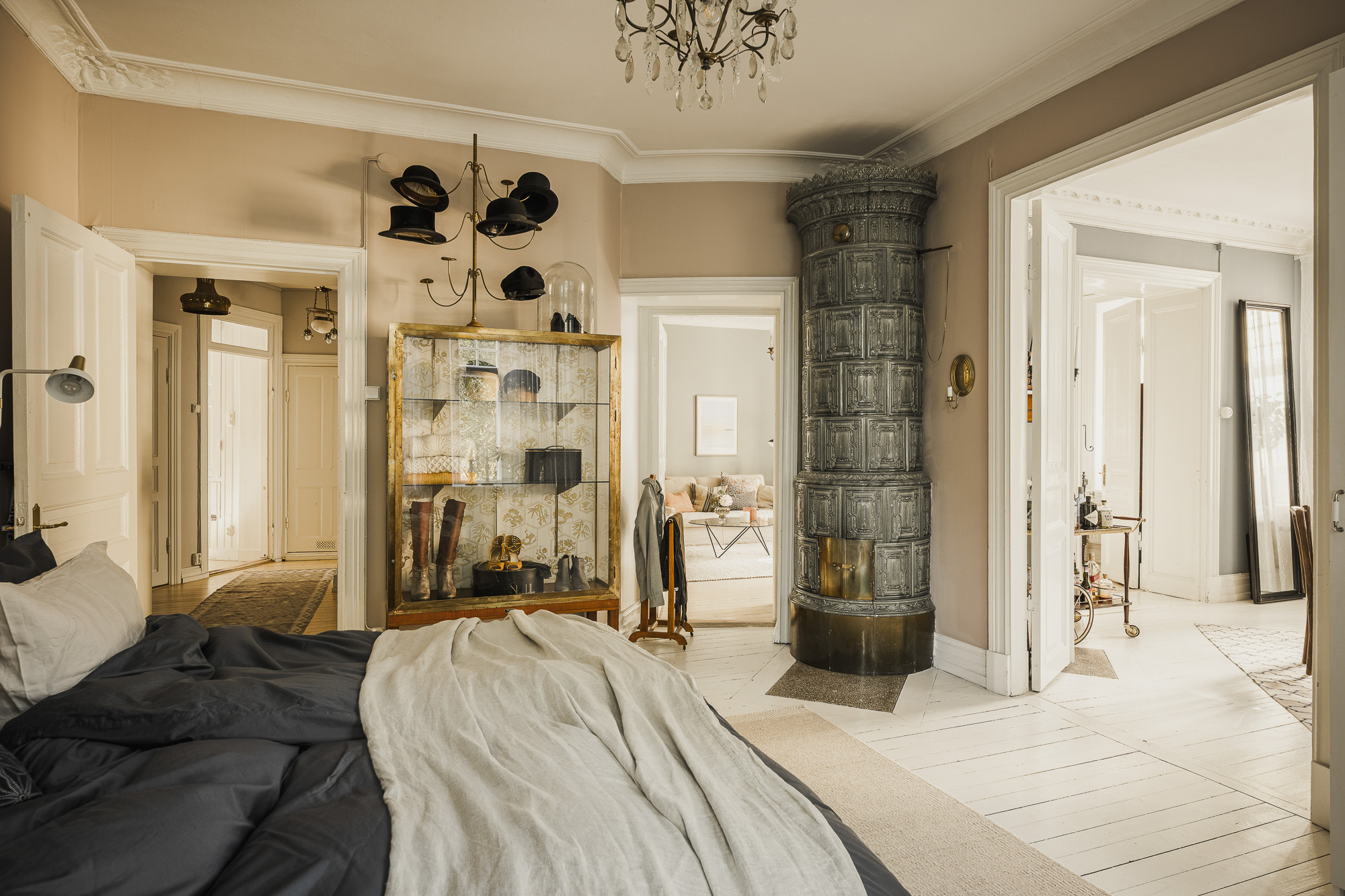 chambre murs jaunes avec poêle ancien en céramique décoration scandinave classique chic chambre murs jaunes avec poêle ancien en céramique décoration scandinave classique chic