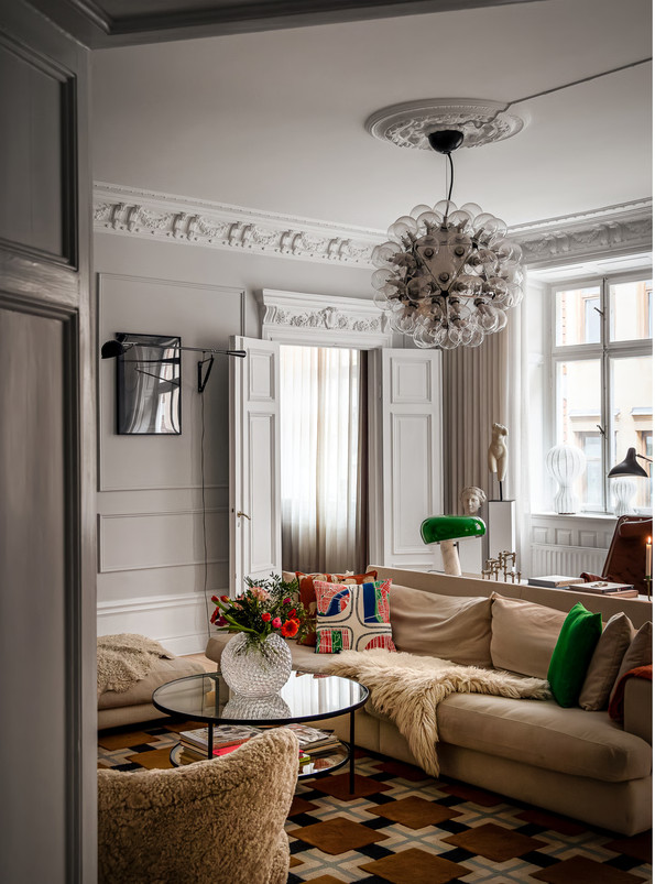 salon avec moulures stucs rosaces et poêle ancien appartement décoration scandinave