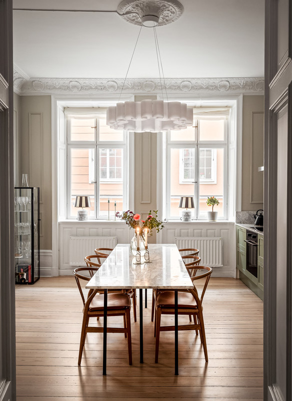 cuisine vert sauge avec moulures stucs rosaces et poêle ancien appartement décoration scandinave