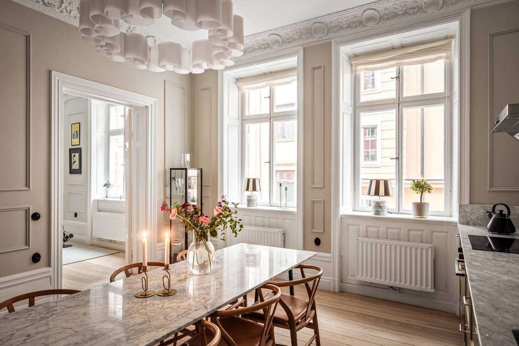 cuisine vert sauge avec moulures stucs rosaces et poêle ancien appartement décoration scandinave