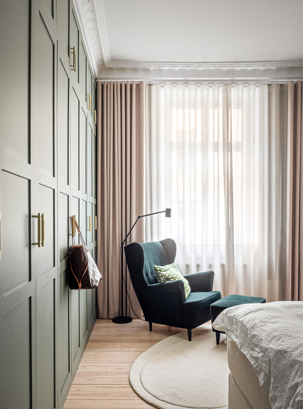 chambre vert sauge avec moulures stucs rosaces appartement décoration scandinave