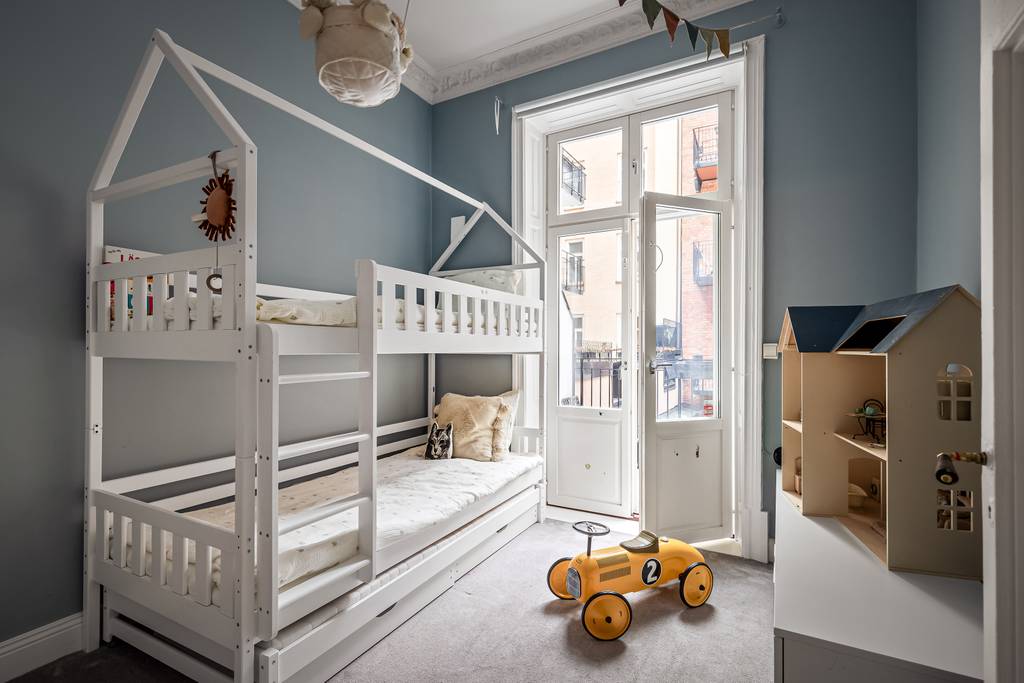 chambre enfant bleue lit cabane superposé
