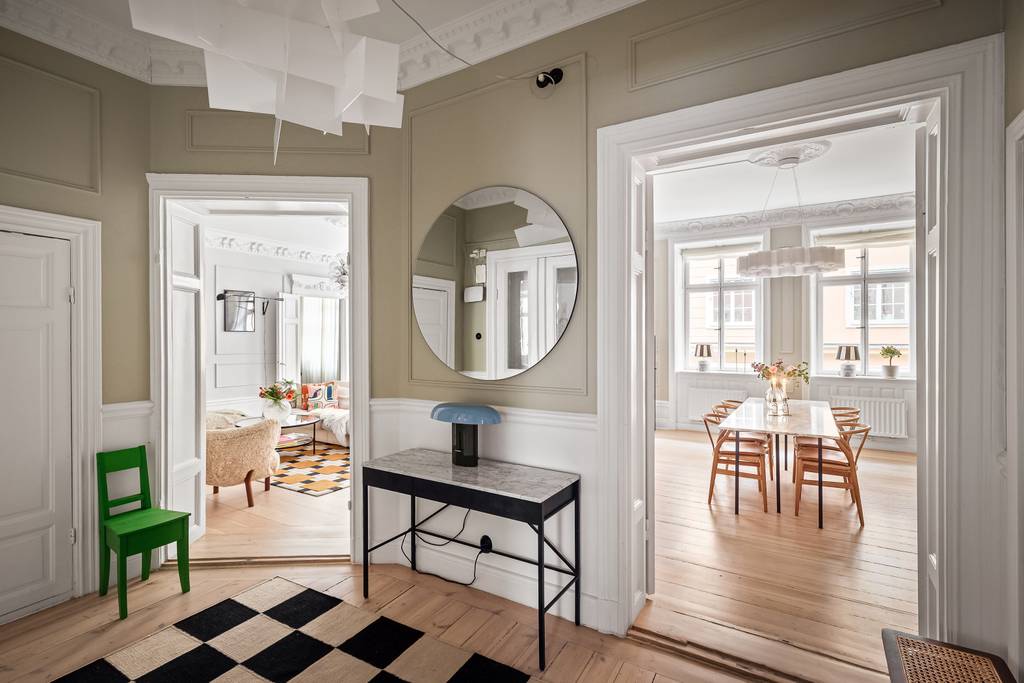 entrée appartement ancien avec stucs et moulures décoration scandinave