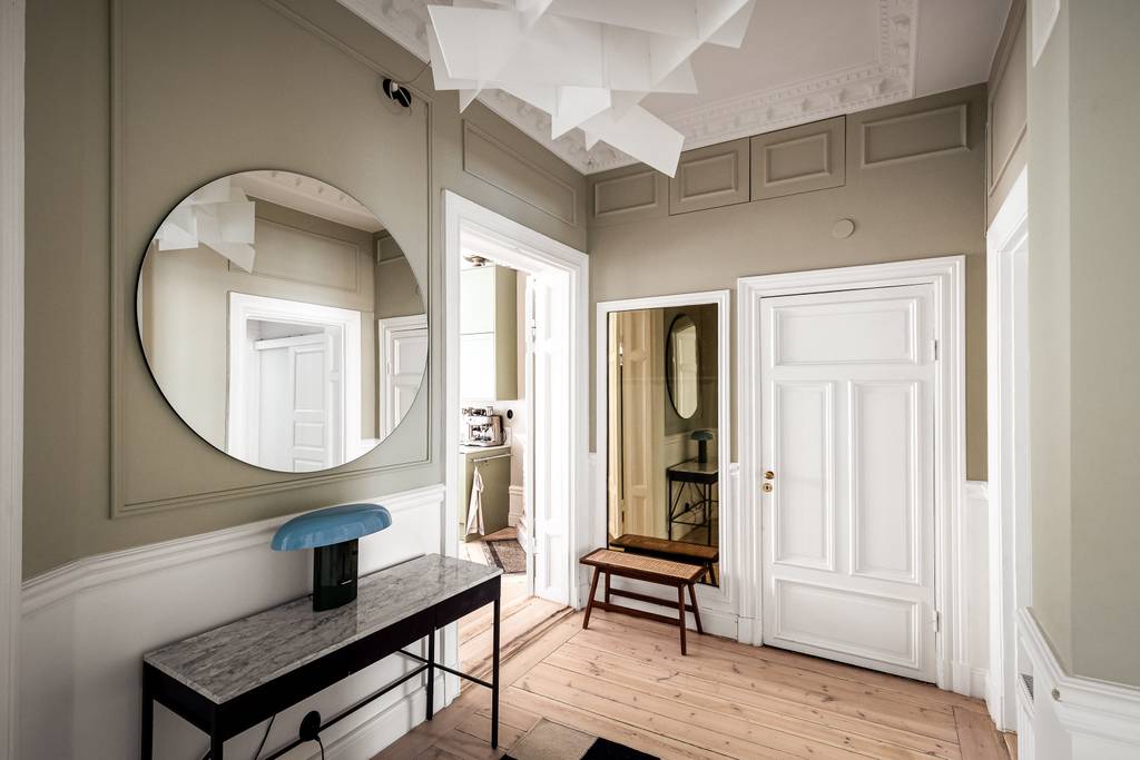 entrée appartement ancien avec stucs et moulures décoration scandinave