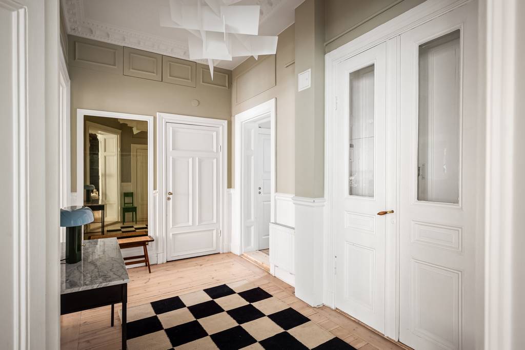 entrée appartement ancien avec stucs et moulures décoration scandinave