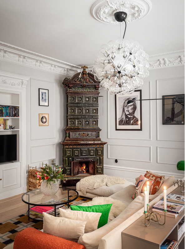 salon avec moulures stucs rosaces et poêle ancien appartement décoration scandinave