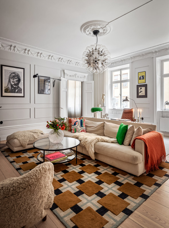 salon avec moulures stucs rosaces et poêle ancien appartement décoration scandinave