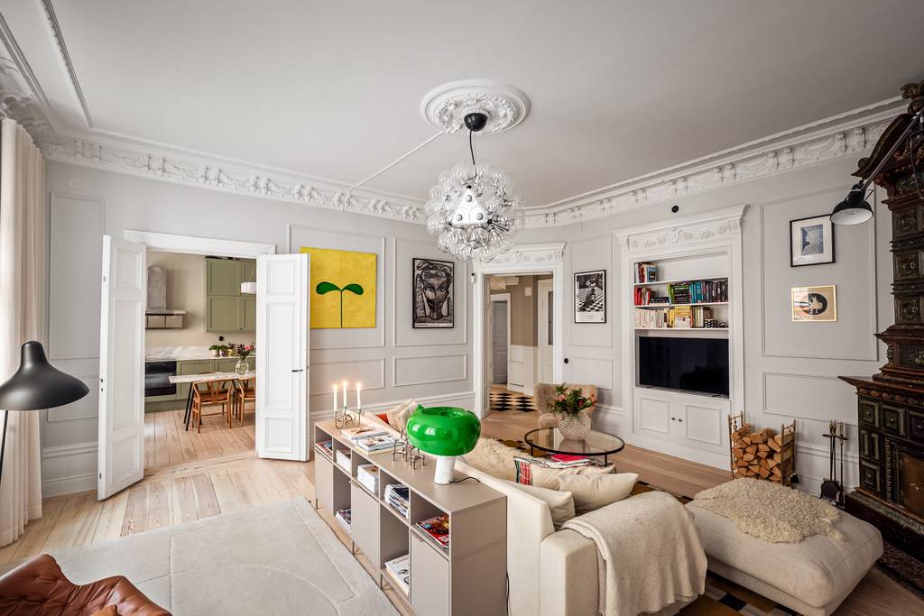 salon avec moulures stucs rosaces et poêle ancien appartement décoration scandinave