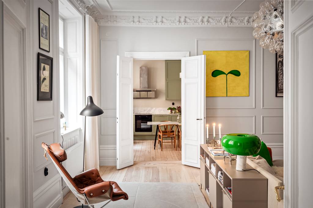 salon avec moulures stucs rosaces et poêle ancien appartement décoration scandinave