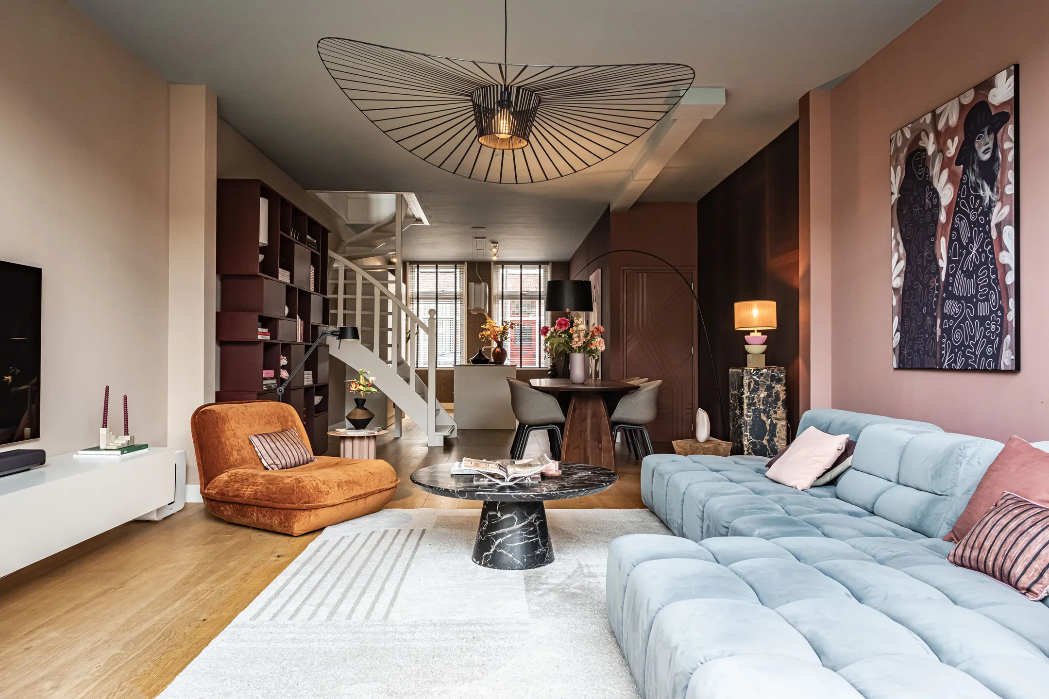 salon décoration contemporaine et colorée maison de ville avec jardin