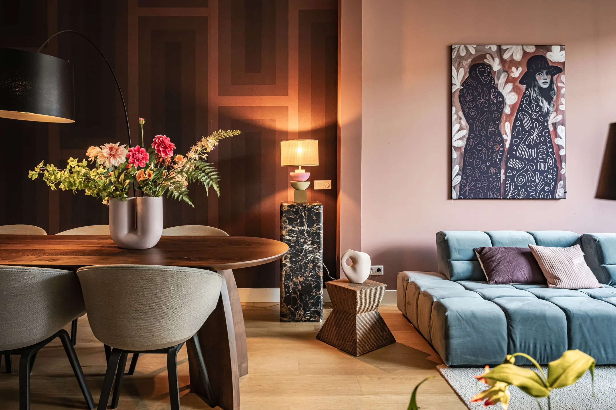 salon décoration contemporaine et colorée maison de ville avec jardin