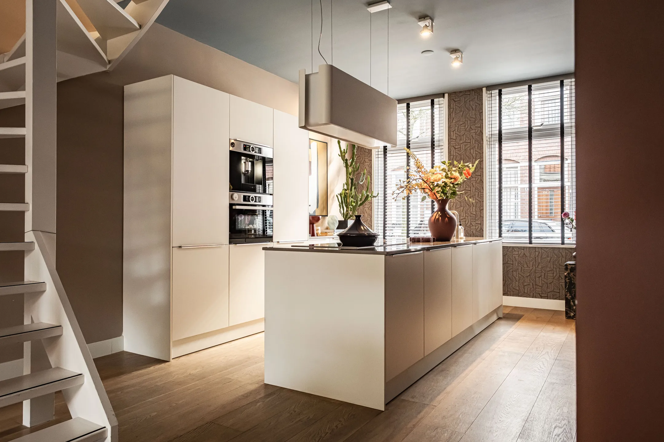 cuisine design blanche avec îlot maison de ville avec jardin