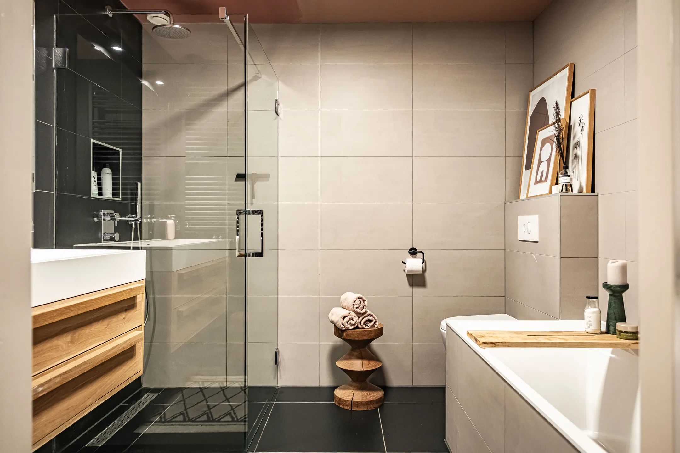 salle de bain moderne tons naturels