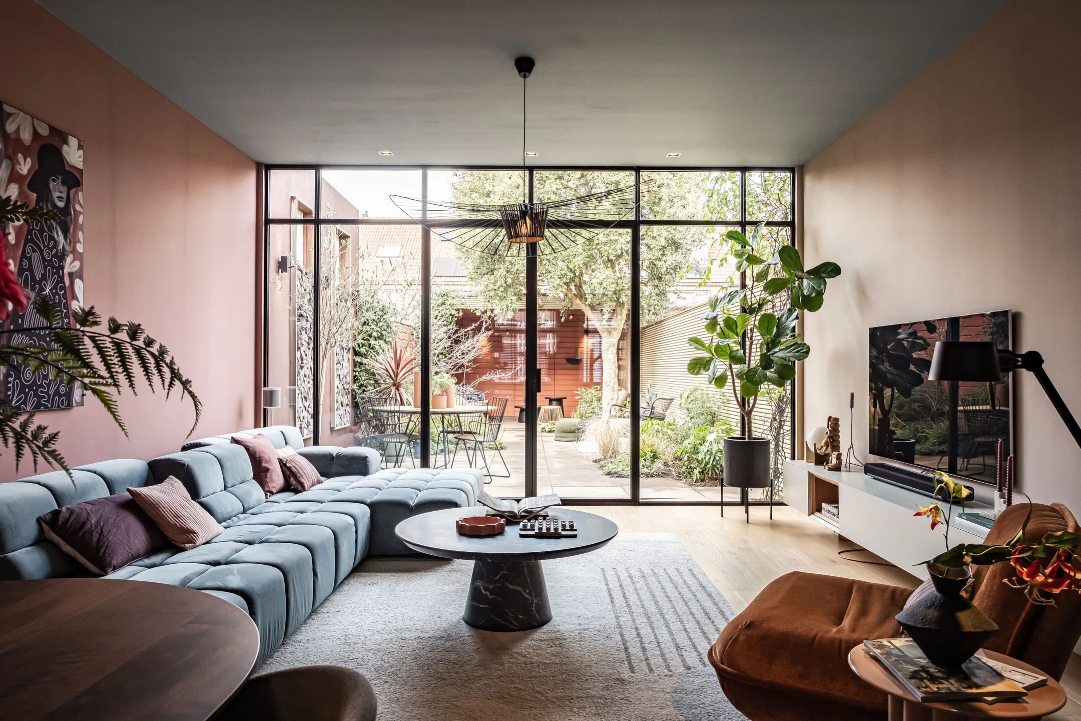 salon décoration contemporaine et colorée maison de ville avec jardin