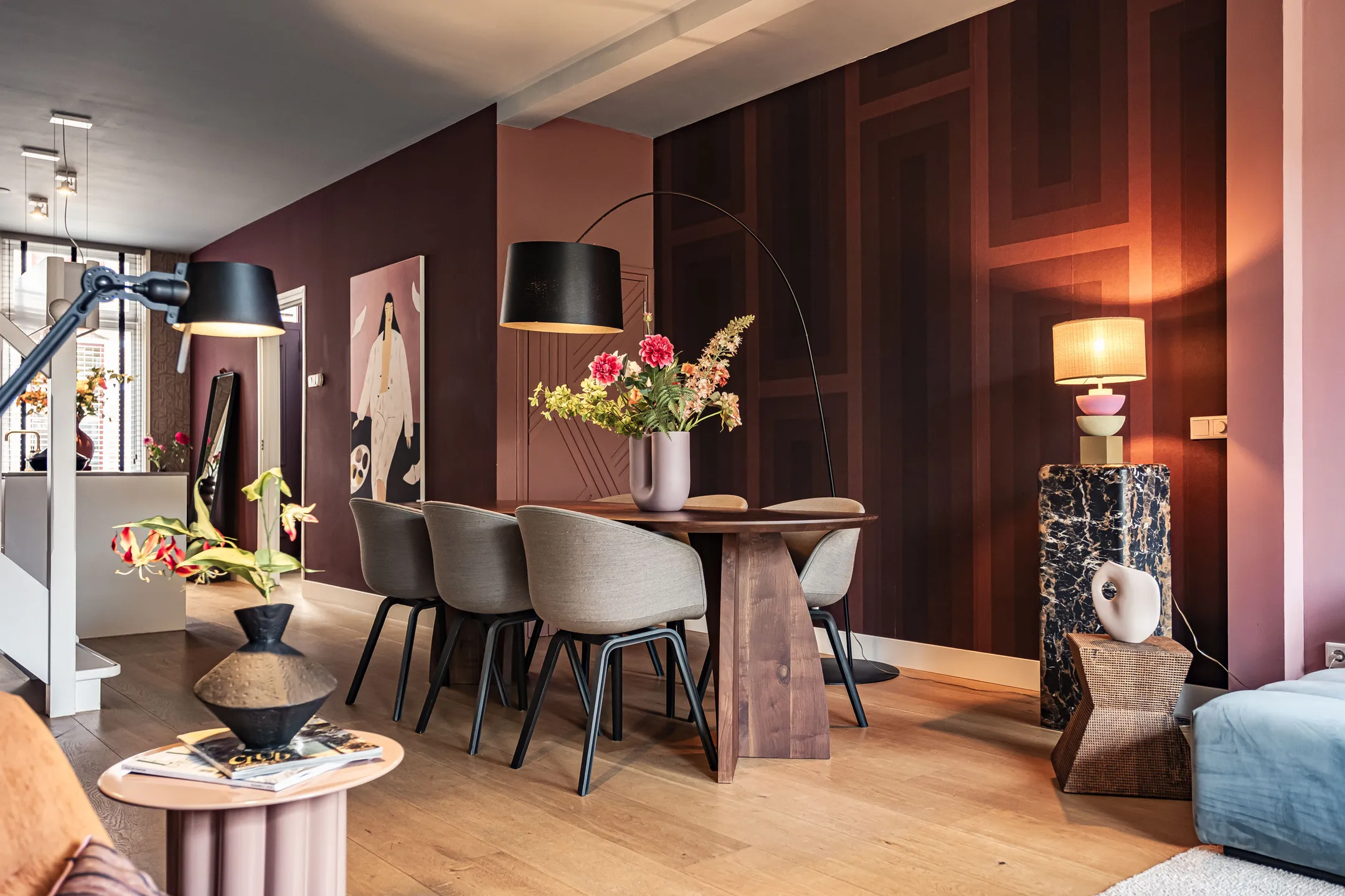 salon décoration contemporaine et colorée maison de ville avec jardin