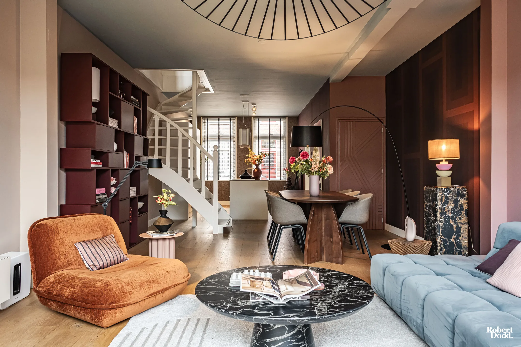 salon décoration contemporaine et colorée maison de ville avec jardin