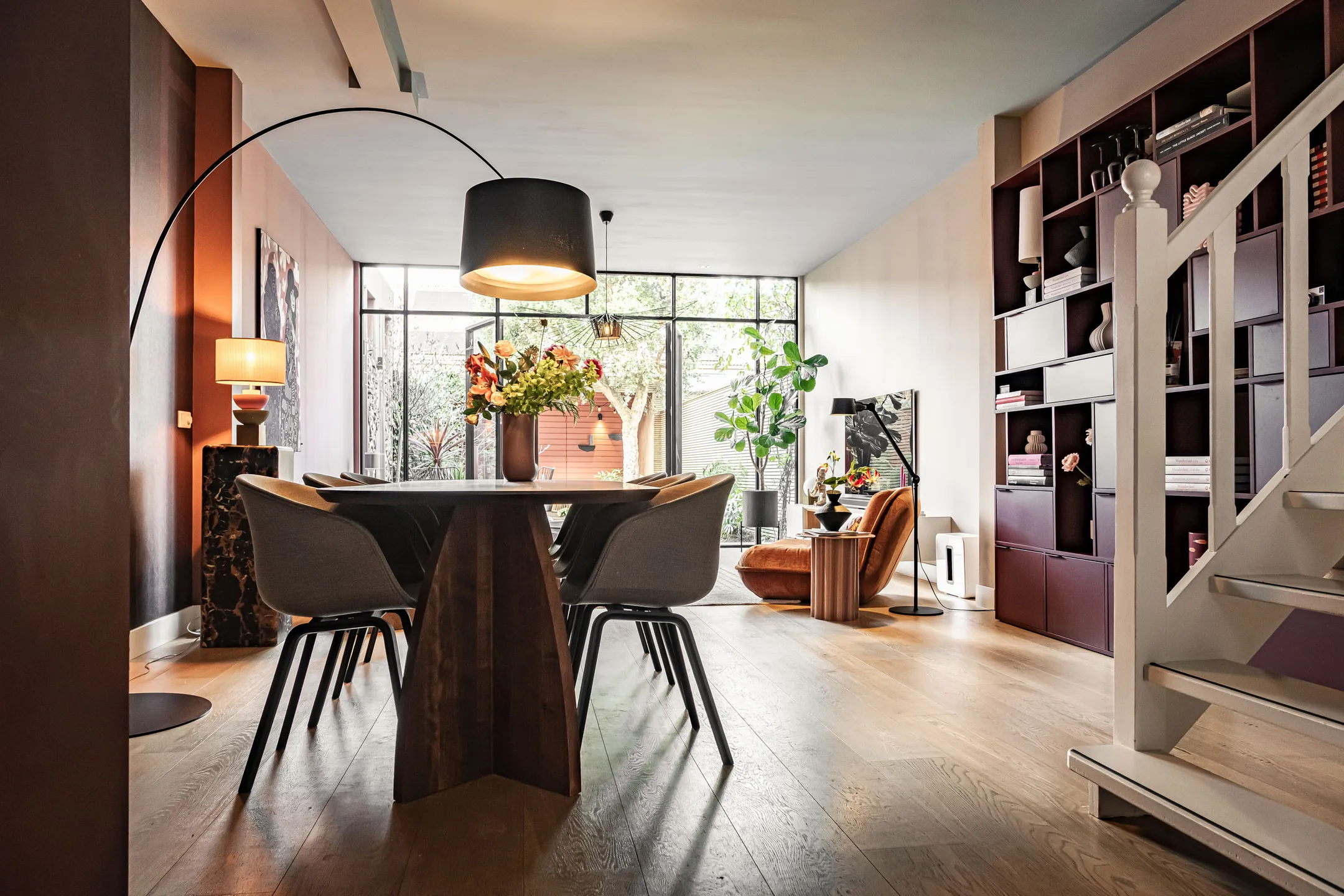 salon décoration contemporaine et colorée maison de ville avec jardin